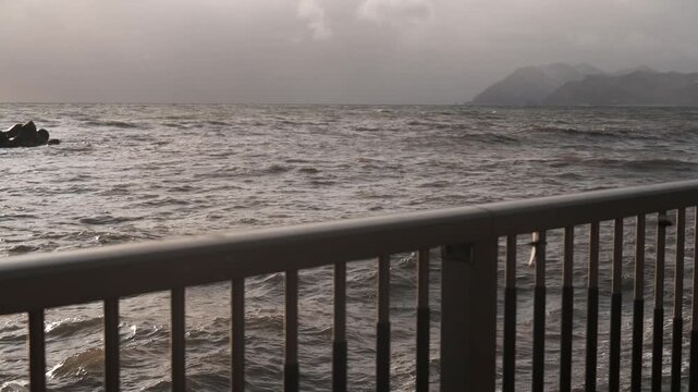 海上デッキの遊歩道からみた荒れた冬の海