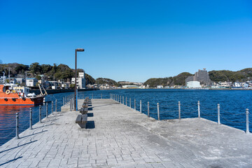 Obraz premium 冬の神奈川県横須賀市浦賀 西浦賀の西浦賀みなと緑地（陸軍桟橋）