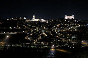Naklejka premium Toledo skyline from Parador viewpoint at night