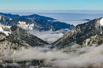 Alpenlandschaft &uuml;ber den Wolken