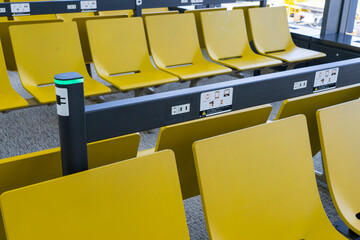 成田空港の待合所の椅子のコンセント