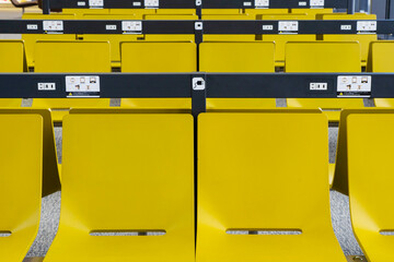 成田空港の待合所の椅子のコンセント