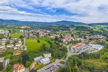 Fototapeta premium Ausblick von oben auf den Luftkurort Zwiesel im Kreis Regen im Bayerischen Wald