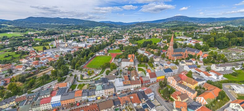 Die Glasstadt Zwiesel am Regen in Niederbayern aus der Vogelperspektive