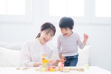 積み木や知育をお母さんと一緒に成功して笑顔で喜ぶ幼児　非認知能力を育むやり抜く力