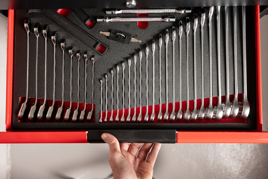 Hand opening organized tool drawer with wrench set