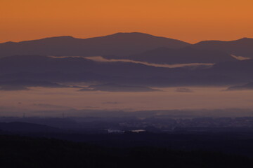 Obraz premium 朝焼けに染まる山並み