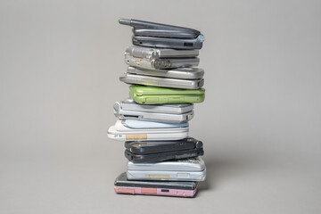 時代遅れの携帯電話の山