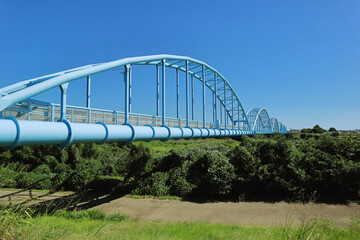 Obraz premium 水管橋と河川敷（加古川）