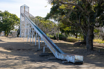 公園の長いすべり台,