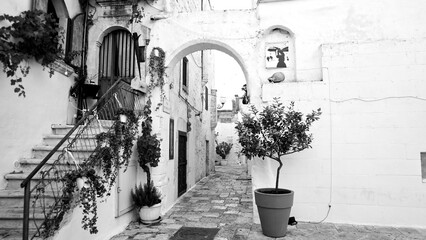 Italia in bianco e nero.Castello Dentice e borgo di Carovigno. Brindisi. Puglia, Italia © anghifoto