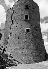 Italia in bianco e nero.Castello e borgo di Monteverde Irpino, Campania.Italia