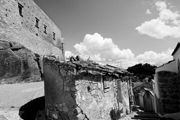 Italia in bianco e nero.Castello e borgo di Monteverde Irpino, Campania.Italia
