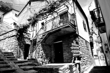 Italia in bianco e nero.Il borgo di Castelmezzano sospeso a mezza costa nello spettacolare scenario delle Dolomiti Lucane,Potenza,Basilicata,Italia