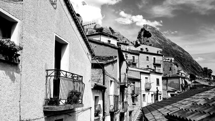 Italia in bianco e nero.Il borgo di Castelmezzano sospeso a mezza costa nello spettacolare scenario delle Dolomiti Lucane,Potenza,Basilicata,Italia