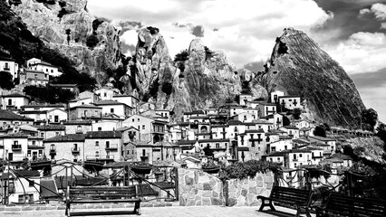 Italia in bianco e nero.Il borgo di Castelmezzano sospeso a mezza costa nello spettacolare scenario delle Dolomiti Lucane,Potenza,Basilicata,Italia