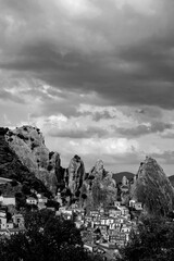 Italia in bianco e nero.Il borgo di Castelmezzano sospeso a mezza costa nello spettacolare scenario delle Dolomiti Lucane,Potenza,Basilicata,Italia