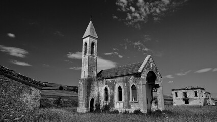 Italia in bianco e nero.Chiesa e borgo fantasma di Sanzanello. Puglia.Italia