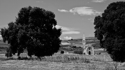 Italia in bianco e nero.Chiesa e borgo fantasma di Sanzanello. Puglia.Italia