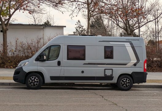 Vista lateral de autocaravana Fiat Ducato Camper aparcada en un parque p&uacute;blico de Madrid, Espa&ntilde;a, 1 de enero de 2026