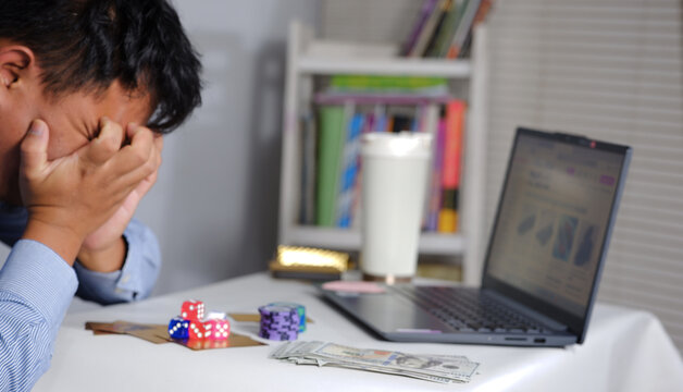 A young man loses a bet while playing online poker, facing failure and regret. A middle-aged businessman plays online poker and loses all his money, losing his gambling.
