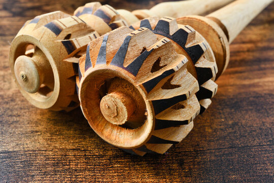 メキシコのモリニージョ　温かいメキシコのチョコラーテを作るための調理器具　コピースペースあり Mexican Molinillo: A kitchen utensil used to make hot mexican chocolate (chocolate mexicano, chocolate caliente mexicano) . Copy space available
