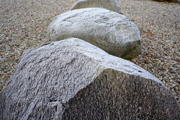 Findlinge am neuen See in der Brandenburger Lausitz