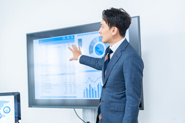 プレゼンをする男性