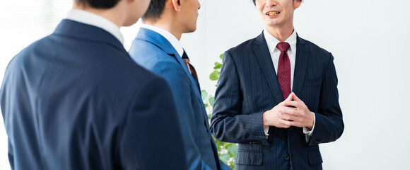 打ち合わせをする男性