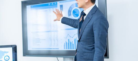 プレゼンをする男性