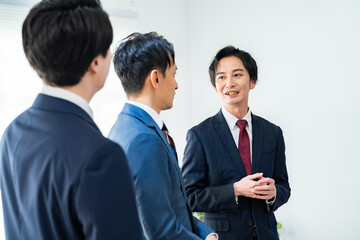 打ち合わせをする3人の男性