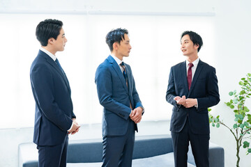 打ち合わせをする3人の男性