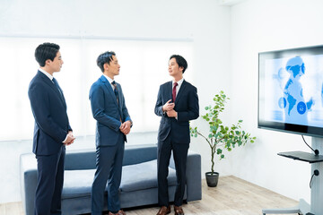 打ち合わせをする3人の男性