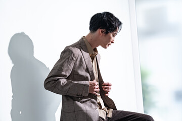 白背景でジャケットを着た男性