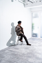 白背景でジャケットを着た男性