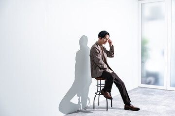 白背景でジャケットを着た男性