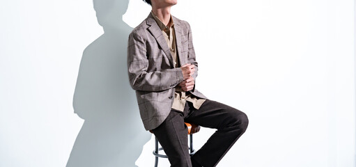 白背景でジャケットを着た男性