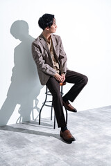 白背景でジャケットを着た男性