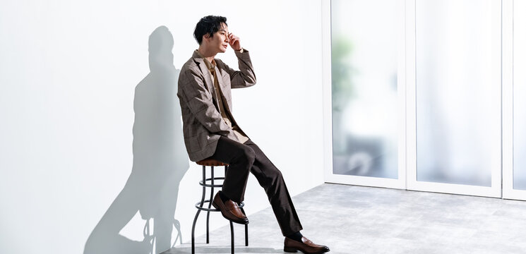 白背景でジャケットを着た男性