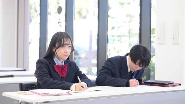 学校や塾などの教室で受験対策など勉強する男子高生と女子高生の動画　高校生の大学受験イメージ