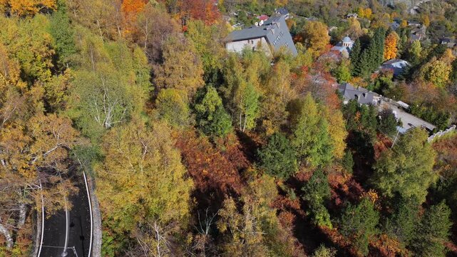 Aerial video of Dardh&euml;&rsquo;s autumn valley, with colorful forests, mountain slopes, and winding village roads under a bright sky.