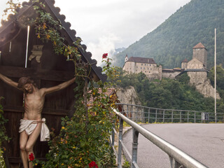 Christus an einem  Wegkreuz  vor der Burg Tirol (Italien)