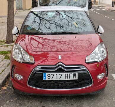Vista frontal de un autom&oacute;vil Citroen DS3 aparcado en una calle de Madrid, Espa&ntilde;a, 2 de enero de 2026