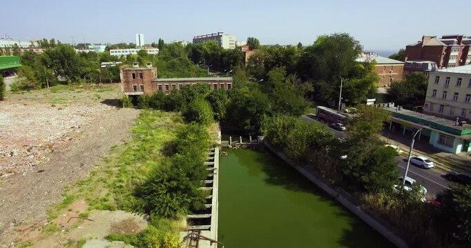 Shooting parallel to the road Zoom out.
