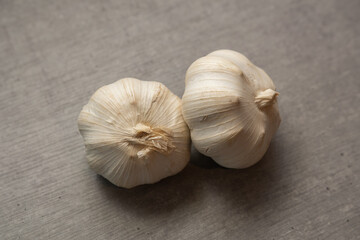 Knoblauch isoliert auf neutralem Hintergrund 