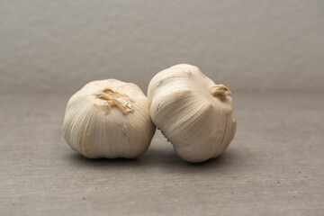 Knoblauch isoliert auf neutralem Hintergrund 