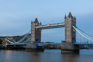 Obraz premium Iconic Tower Bridge over the River Thames in London at dusk.