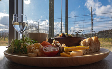 葡萄畑を望む窓辺で味わう彩りランチ