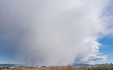 冬空を覆う巨大な雪柱と劇的な雲