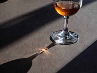 テーブルに輝くロゼワインの光と影のアート